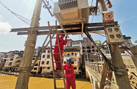 六堡鎮干部群眾加快開展災后重建工作見聞