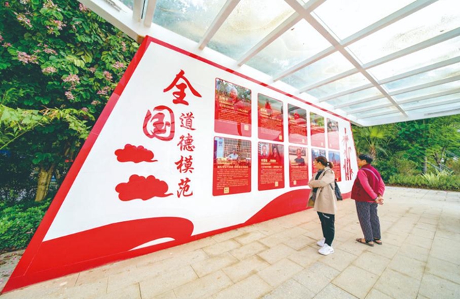 “德耀梧州”道德模范事跡展區吸引市民駐足觀看